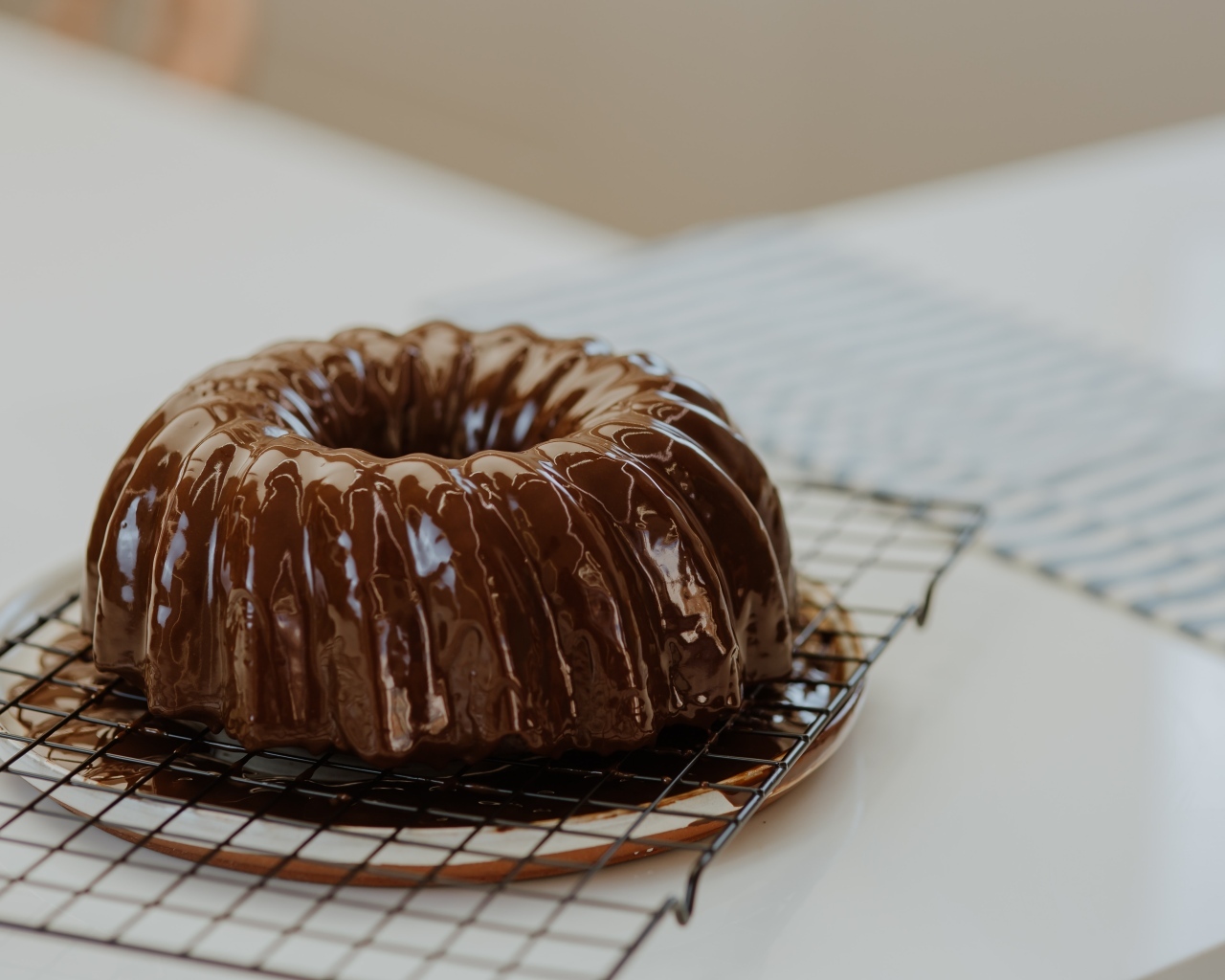 Кекс в шоколадной глазури на столе