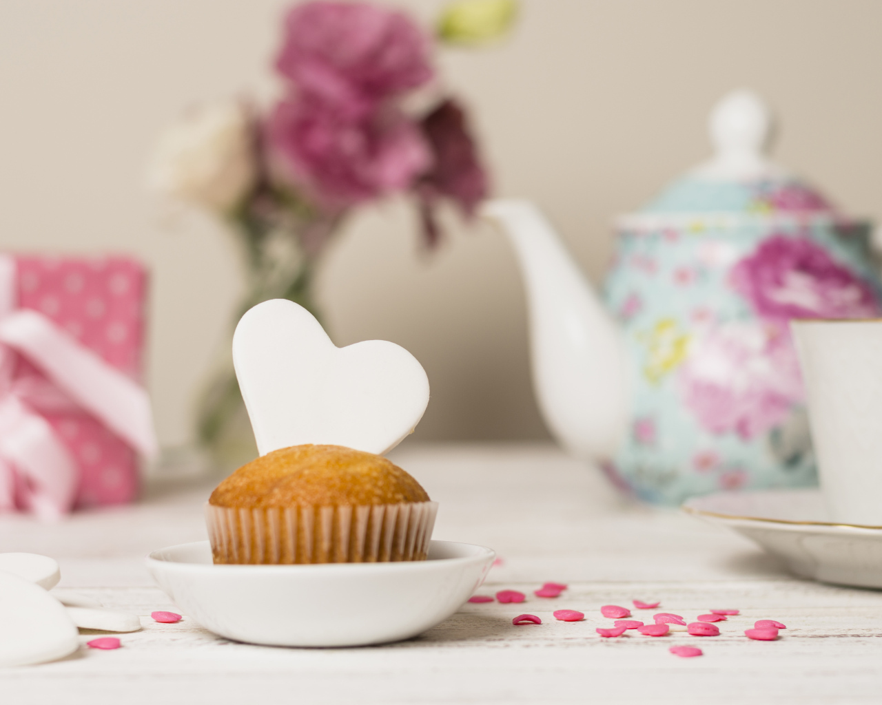 Кекс с сердечком на столе с посудой