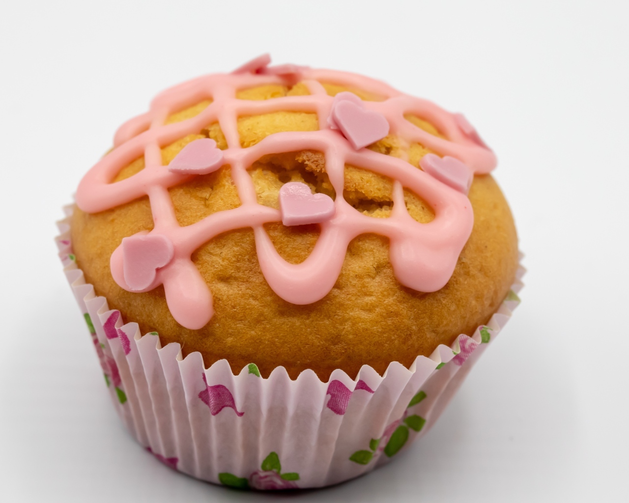 Кекс с клубничной глазурью на сером фоне