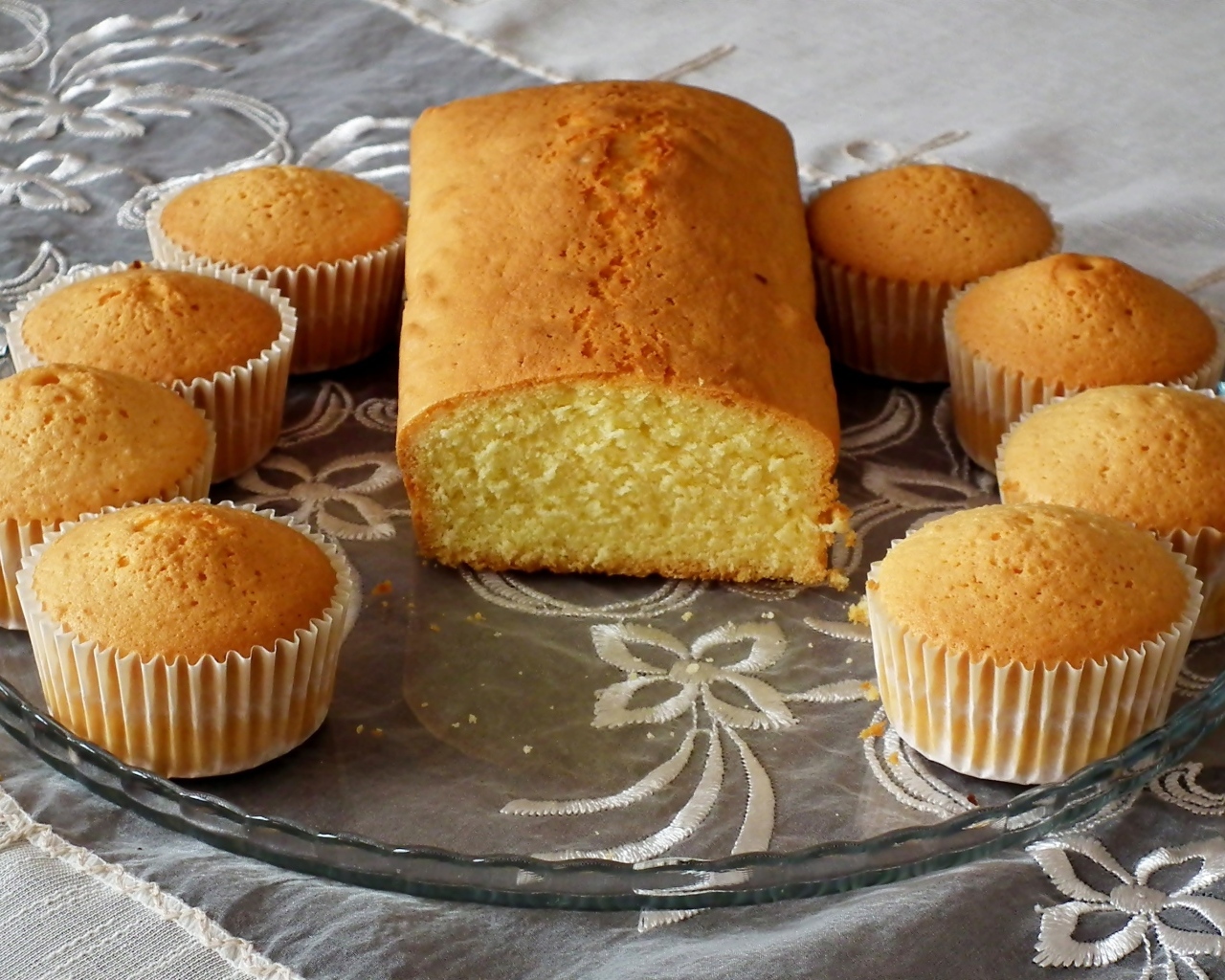 Кексы на стеклянной тарелке на столе