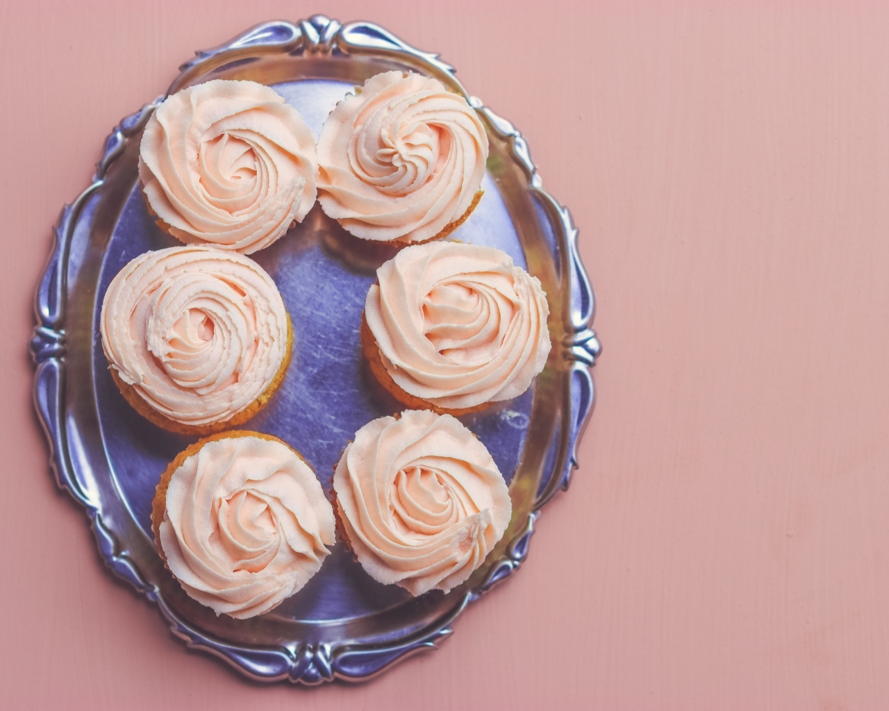 Кексы с розовым кремом на столе