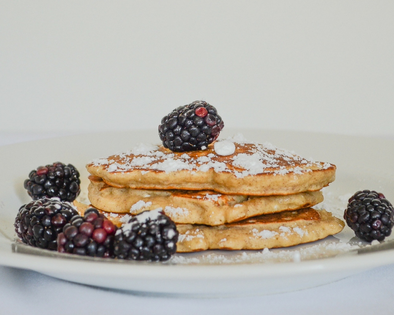 Капкейки с сахарной пудрой и ягодами черники