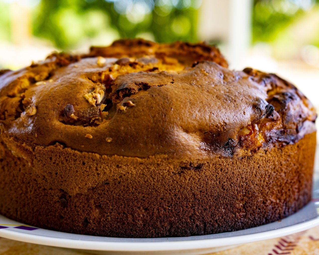 Вкусный ароматный яблочный пирог на тарелке