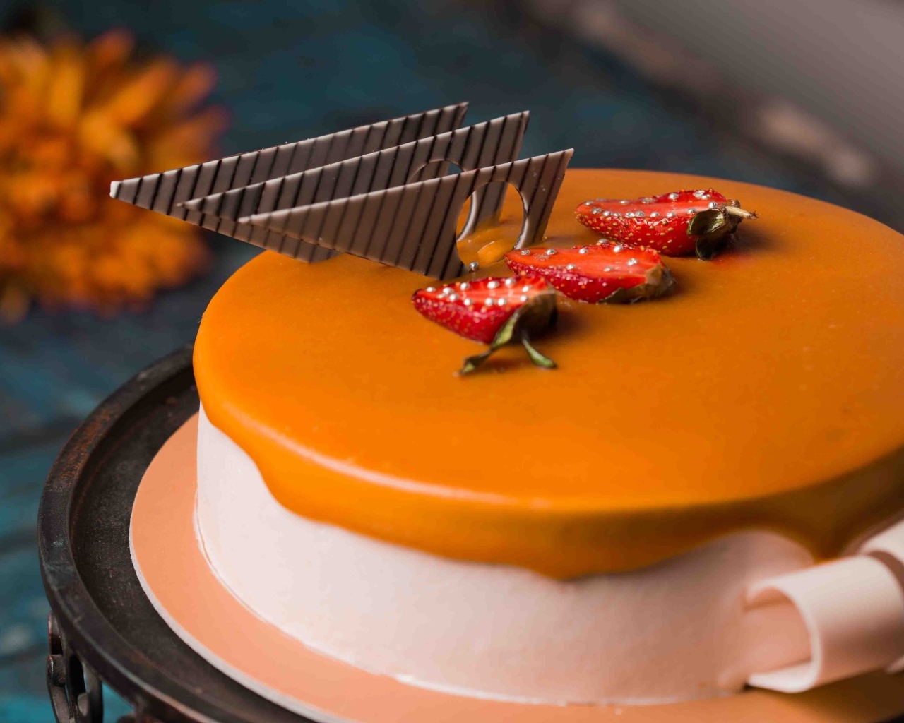 Аппетитный торт мусс с ягодами клубники