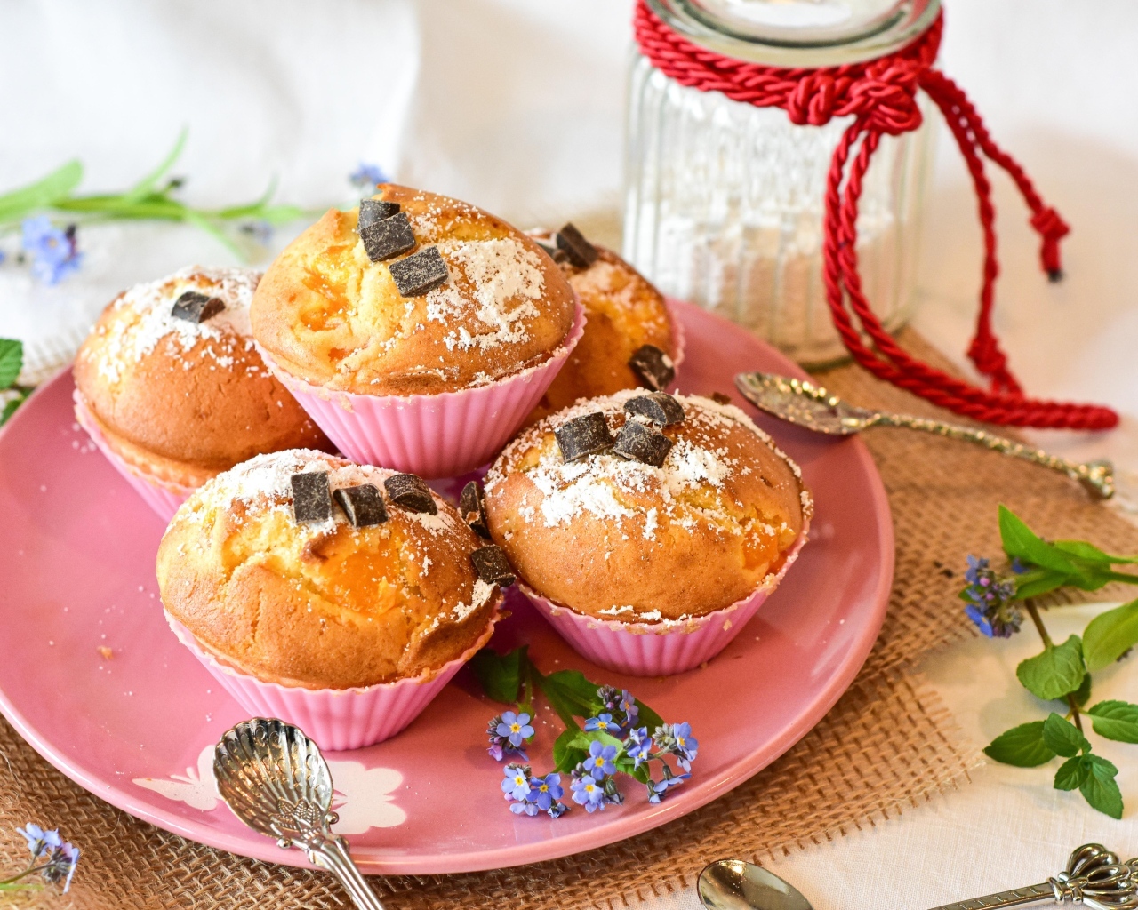 Вкусные сладкие свежие кексы на тарелке