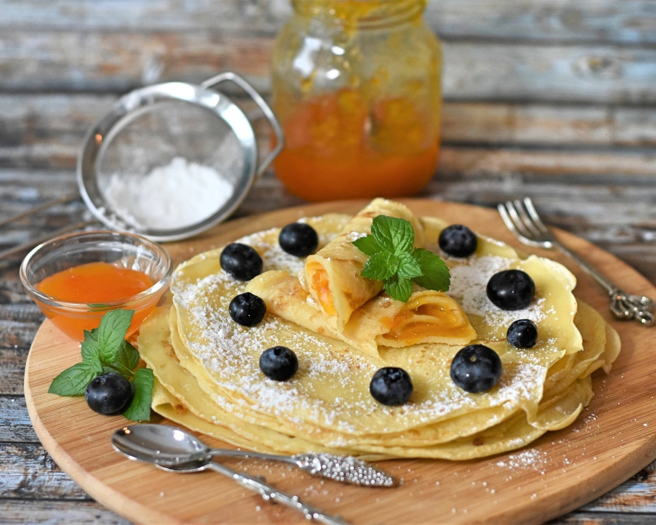 Вкусные сладкие блины с ягодами черники и сахарной пудрой