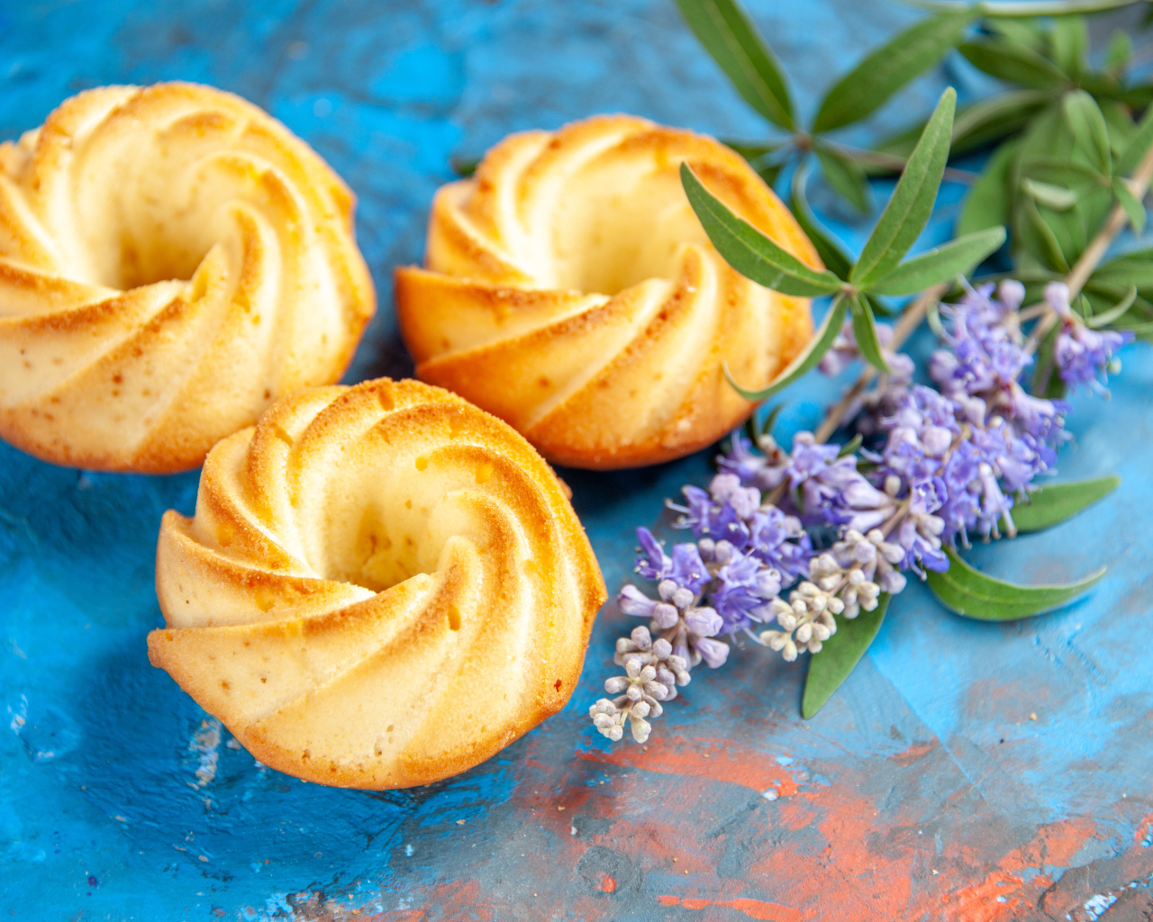 Вкусное сладкое песочное печенье с цветами на столе