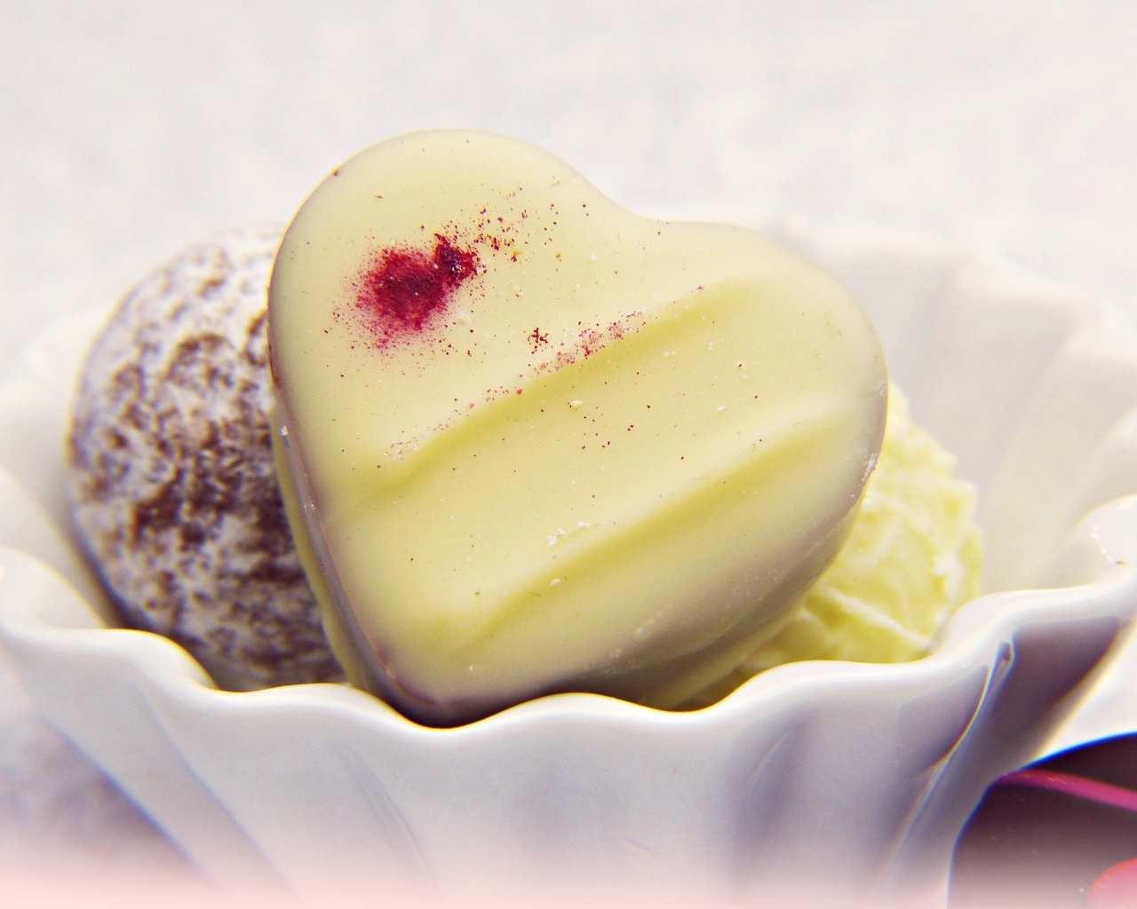 Конфета в форме сердца в белом шоколаде