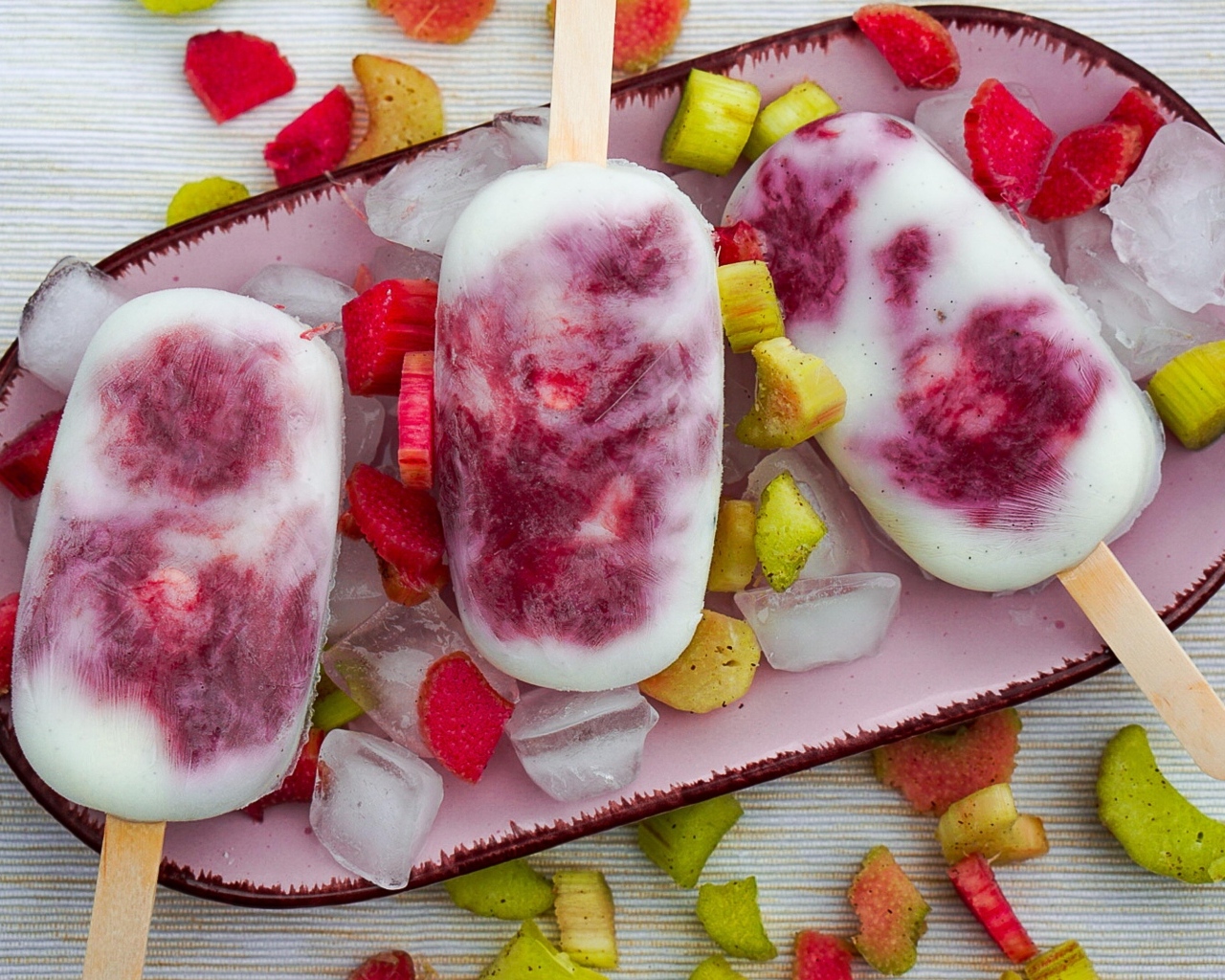 Мороженое на тарелке со льдом и ревенем