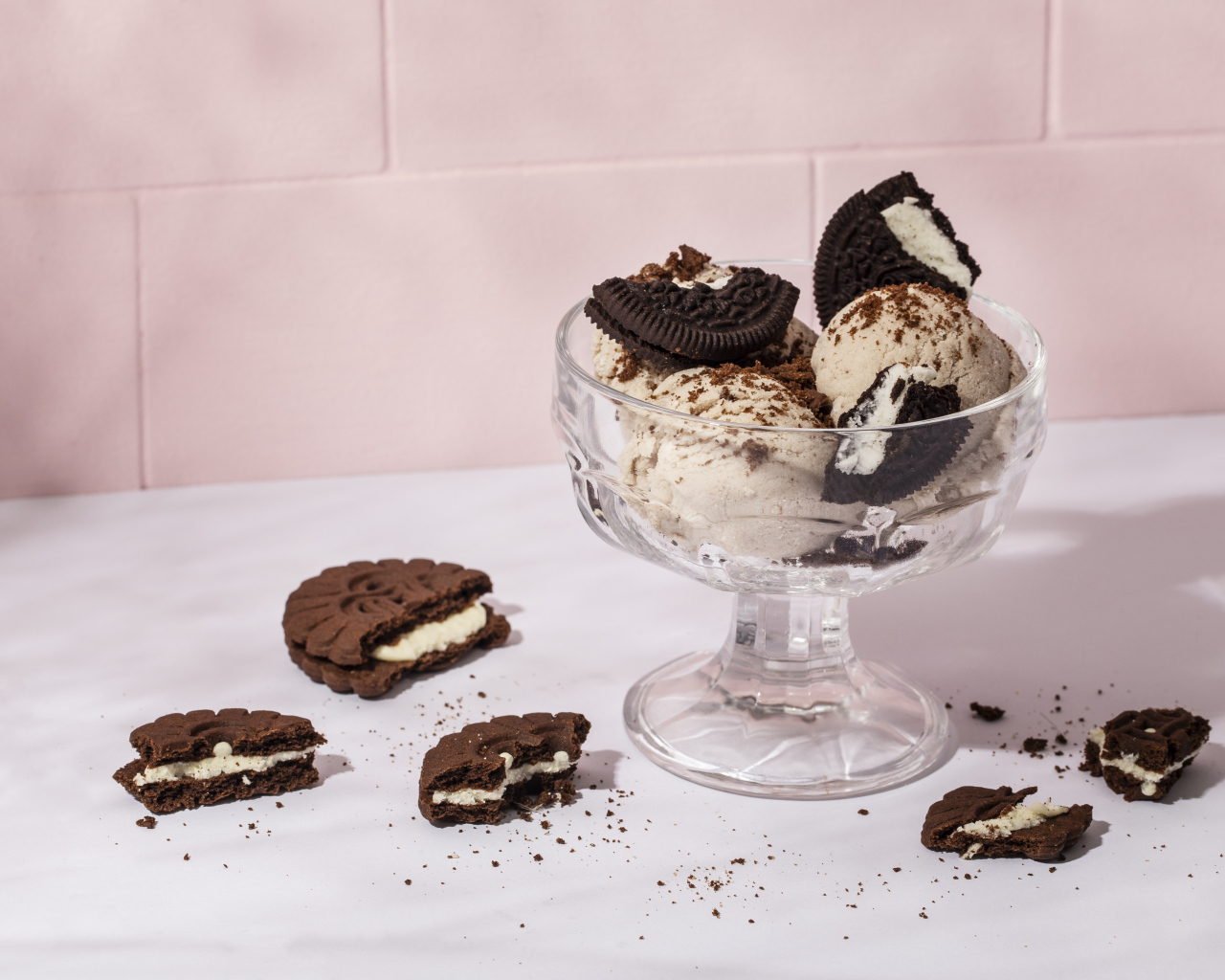 Шарики мороженого с печеньем на столе