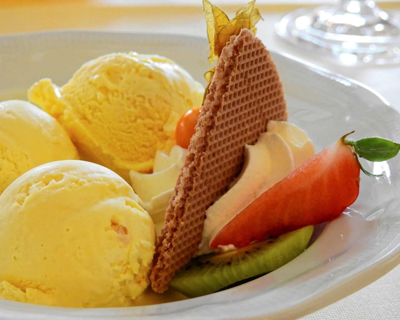 Шарики мороженого с вафлей в тарелке