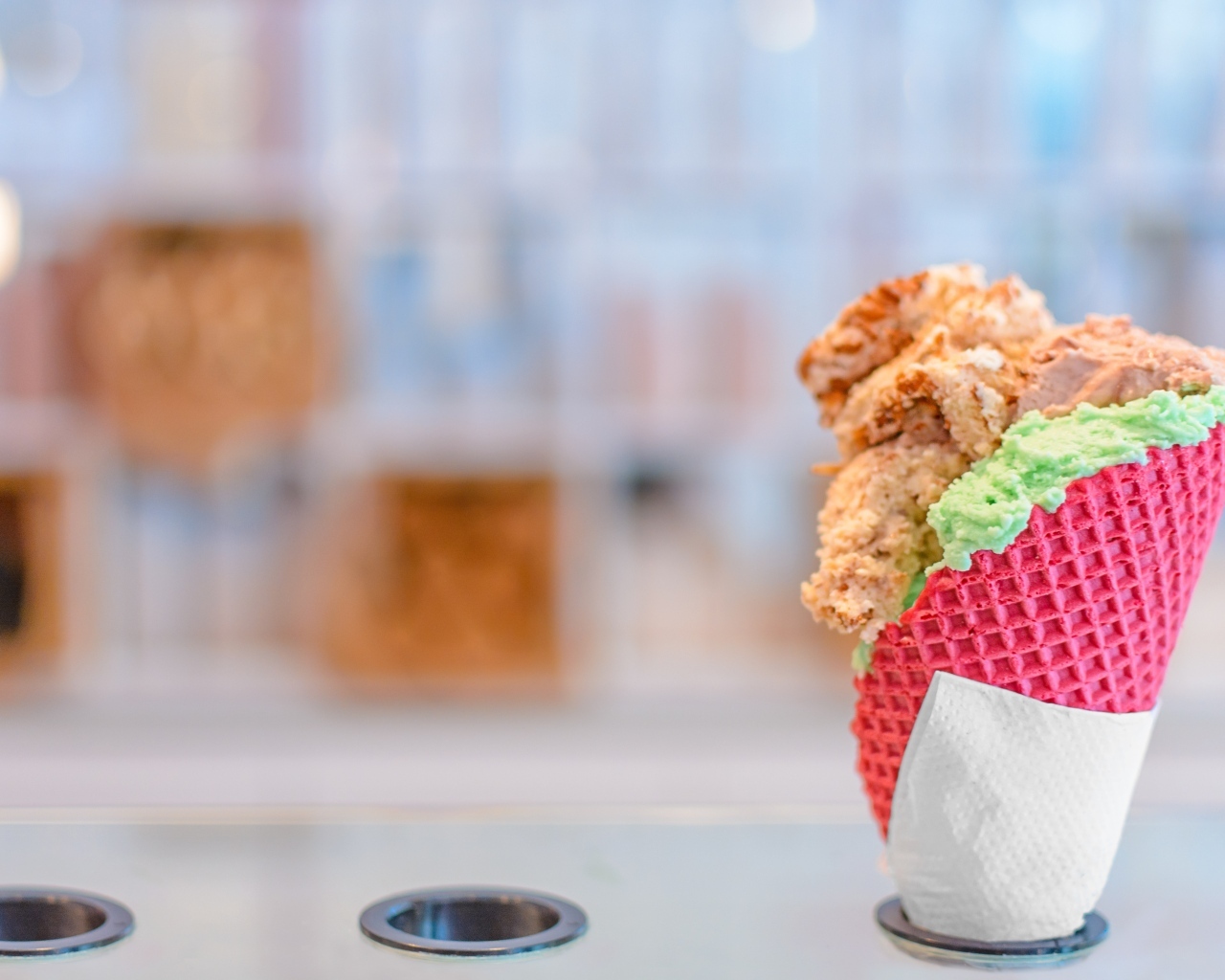 Мороженое с розовой вафле