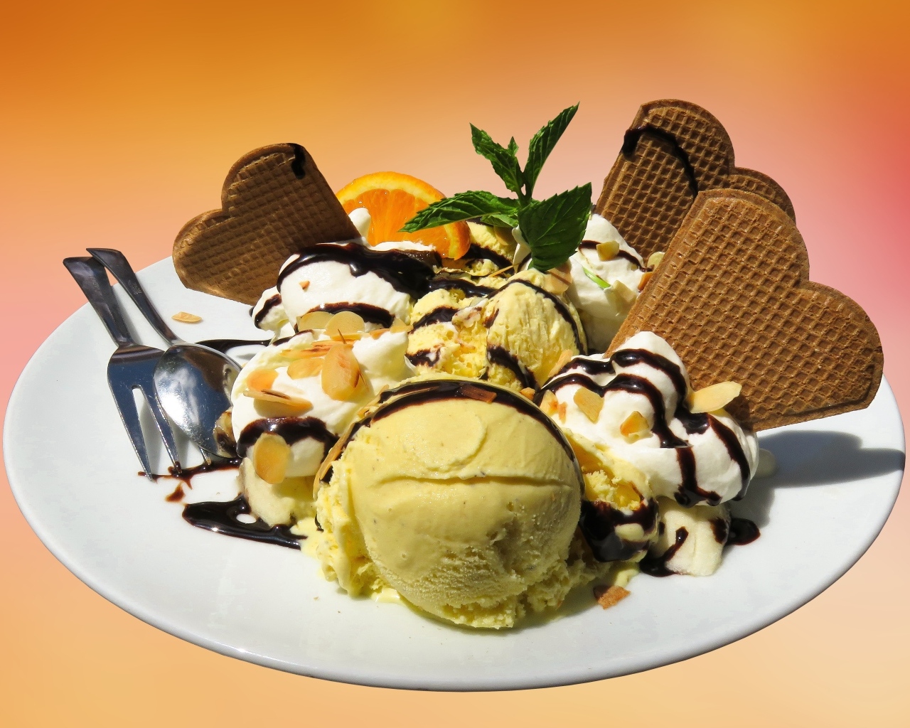 Мороженое с вафлями на большой круглой тарелке