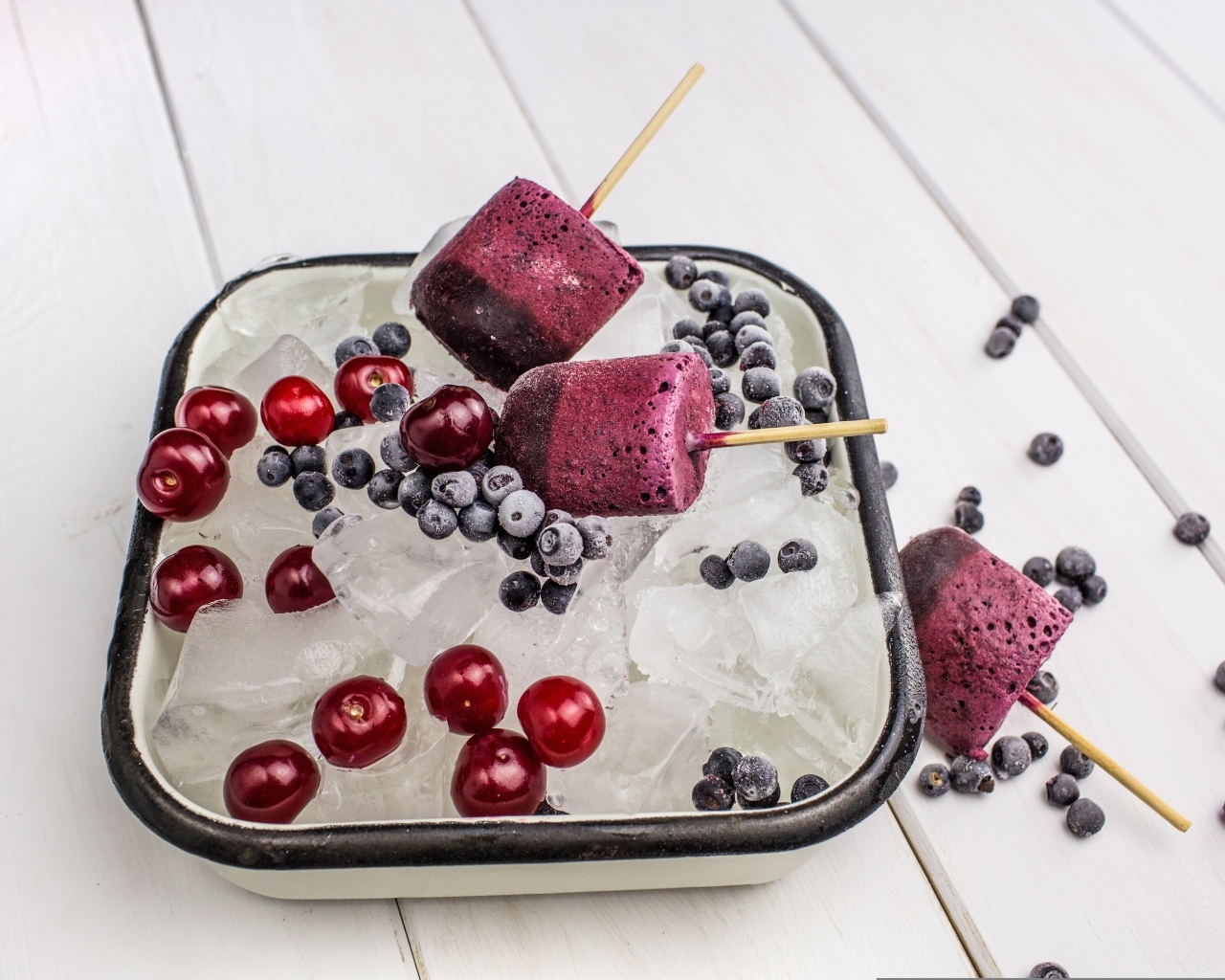 Лед с мороженым и ягодами на столе