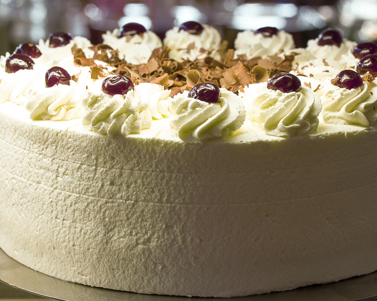 Большой белый торт с ягодами вишни