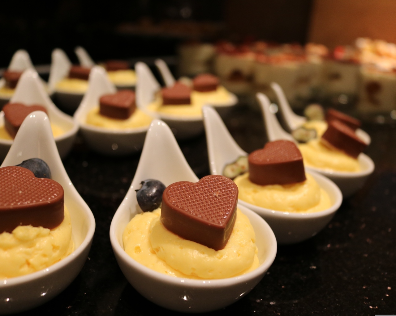 Десерт с лимонного крема с шоколадной конфетой