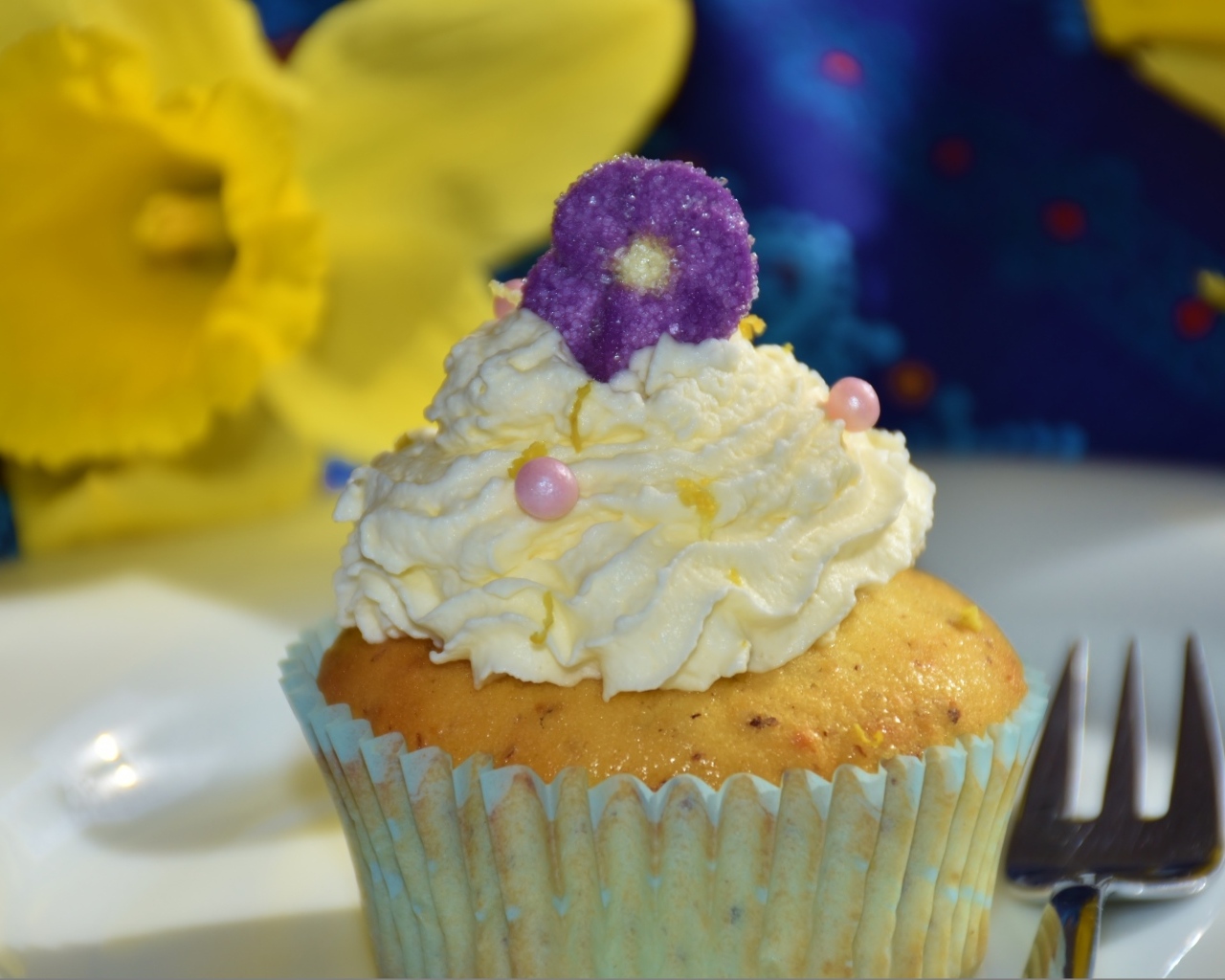 Маффин с белым кремом крупным планом