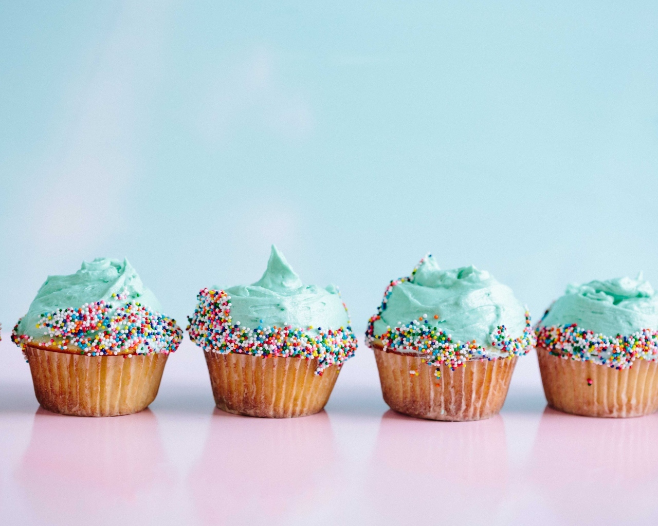 Маффины с голубым кремом на голубом фоне