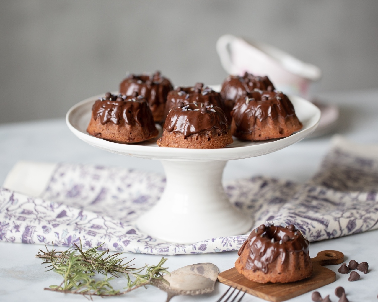 Маффины с шоколадной глазурью на столе