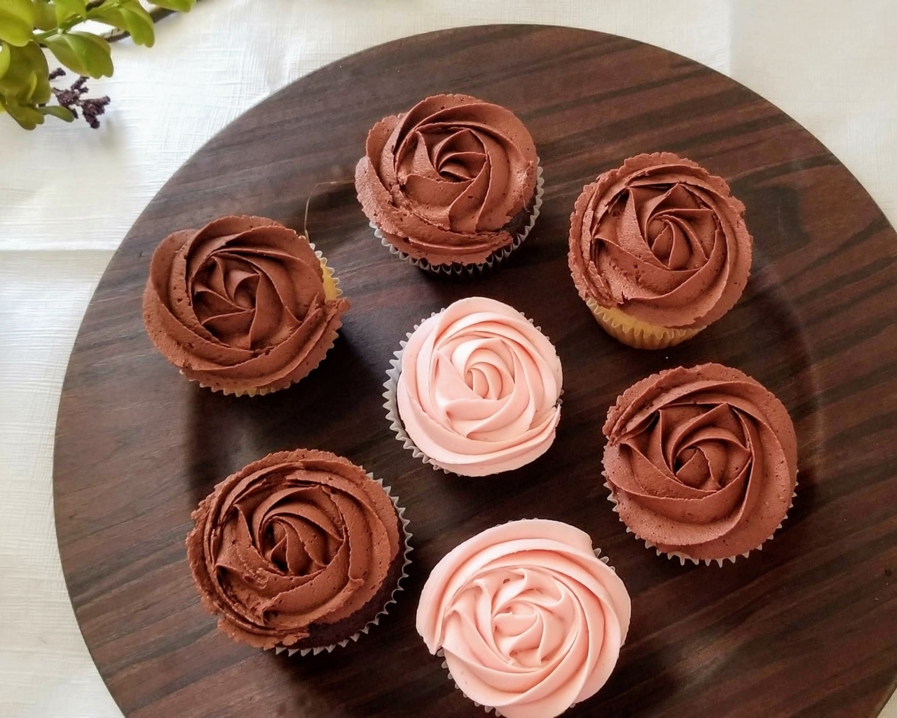 Маффины с розовым и шоколадным кремом