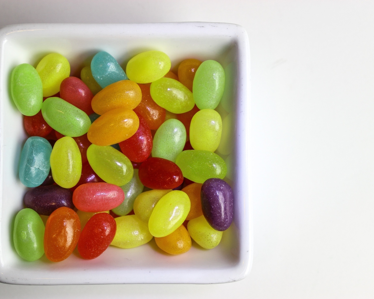 Разноцветные сладкие конфеты в тарелке