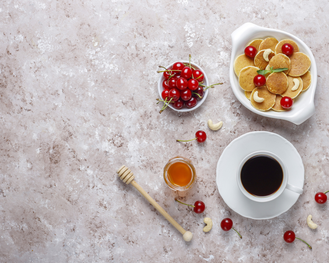 Оладьи на столе с вишней, кофе и медом