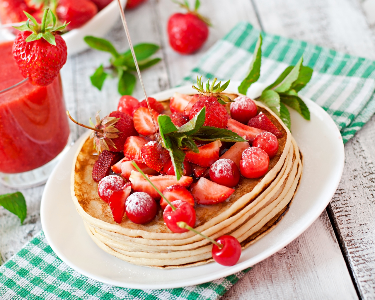 Блинчики с ягодами и клубничным смузи