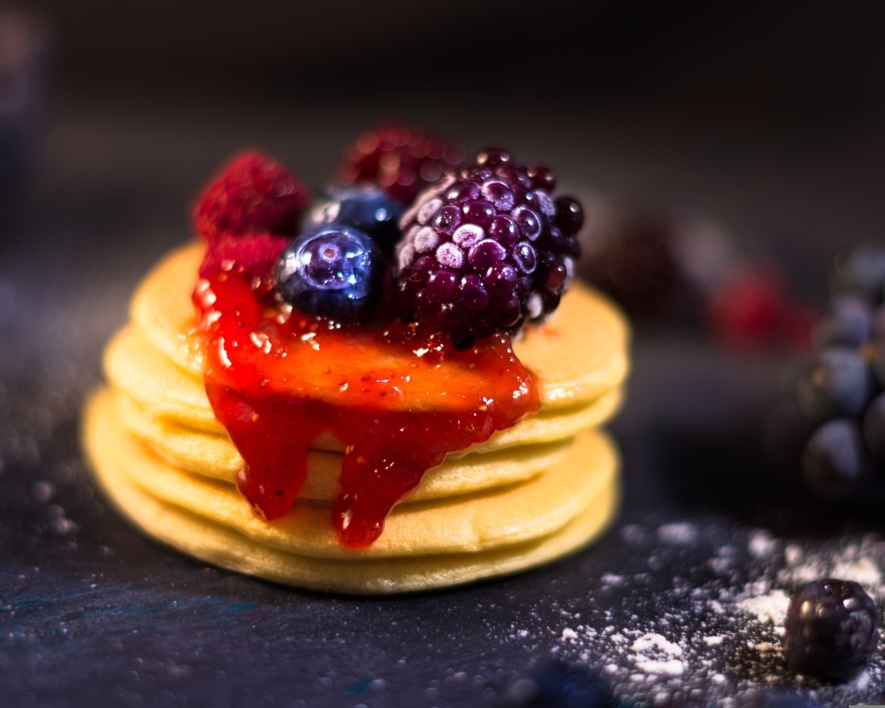 Оладьи с джемом и ягодами на столе