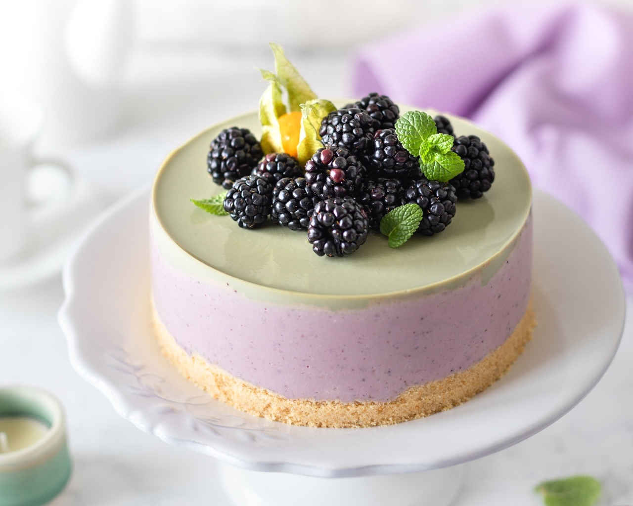 Пирог с муссом и ягодами черники