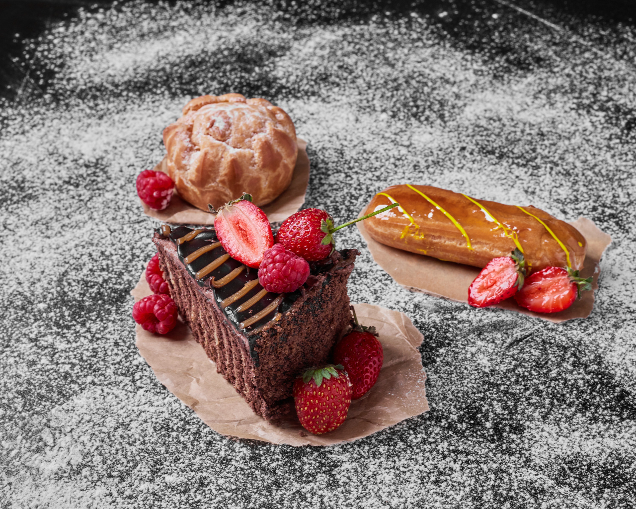 Кусок торта с ягодами на столе с эклером