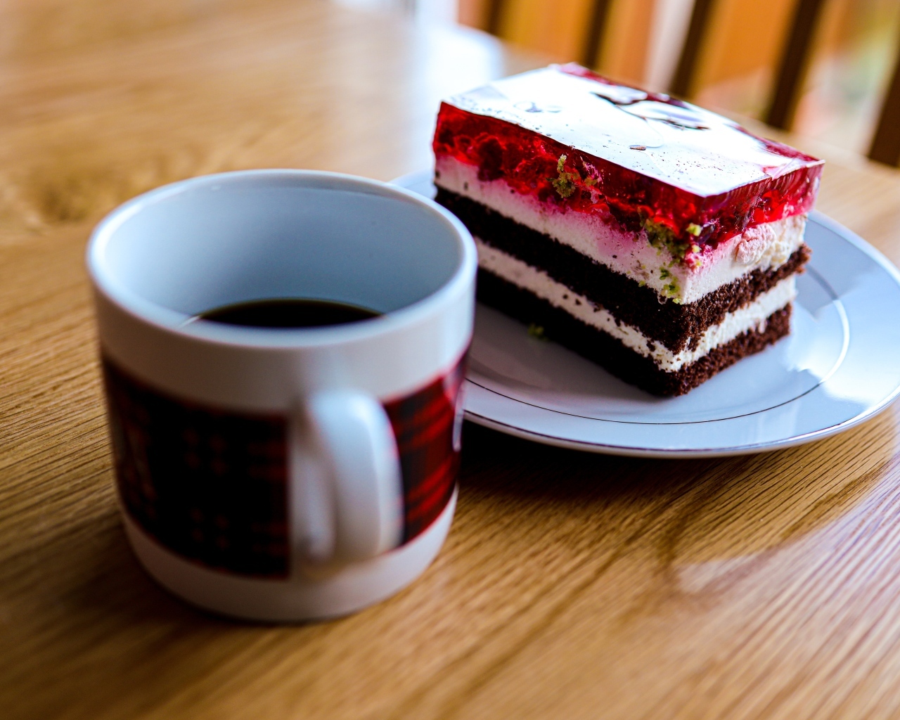 Кусок торта с чашкой кофе на деревянном столе