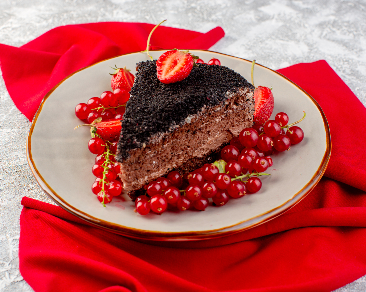 Кусок торта с красной смородиной и клубникой