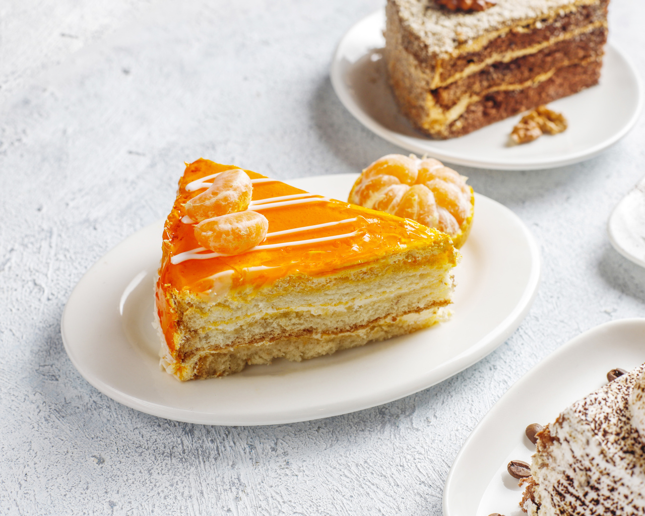 Кусок торта с мандарином на белой тарелке