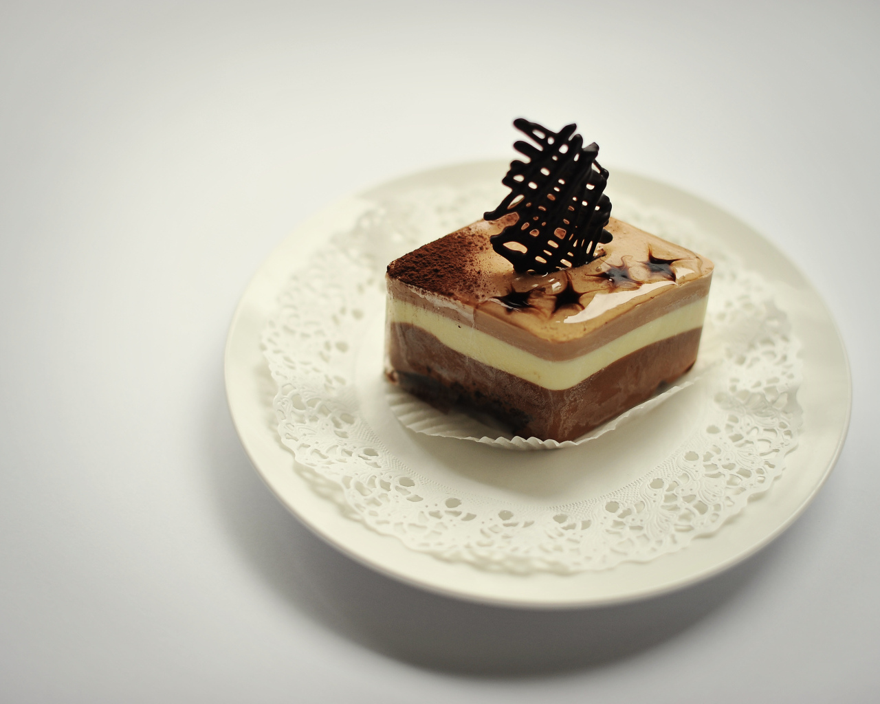 Кусок шоколадного десерта на белой салфетке