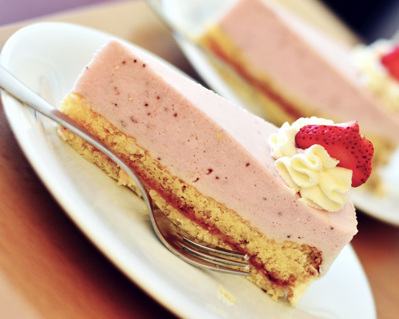 Кусок клубничного торта на тарелке