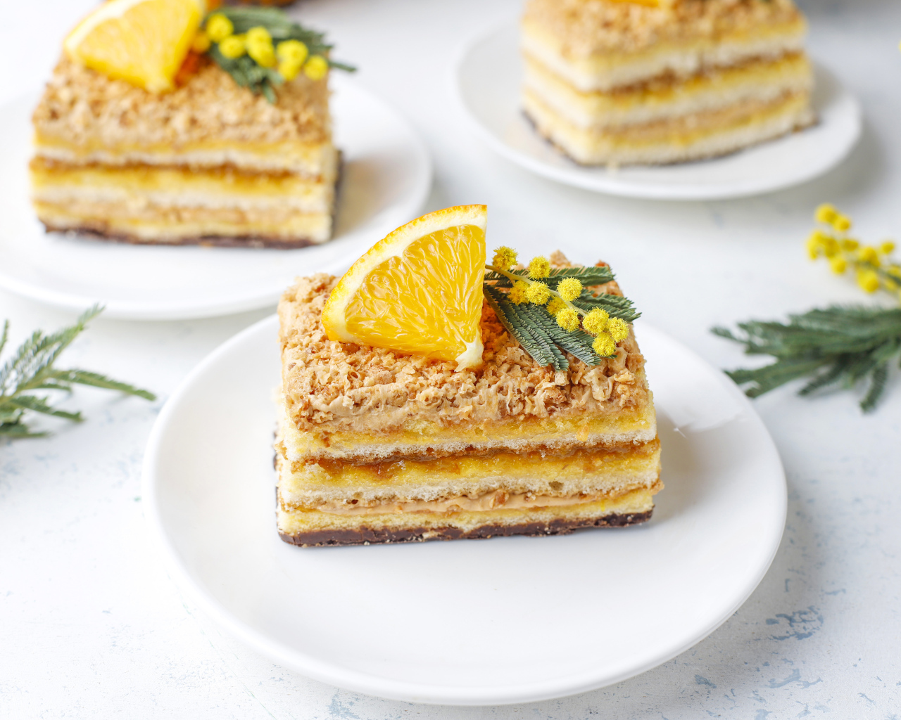 Кусок сладкого торта с кусочком лимона