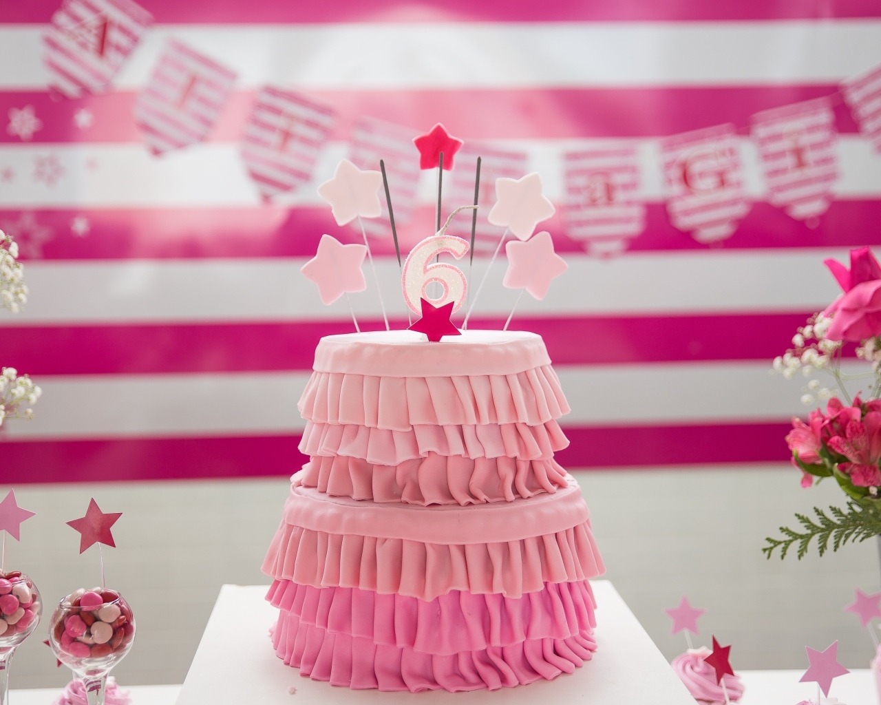 Розовый торт для девочки на день рождения