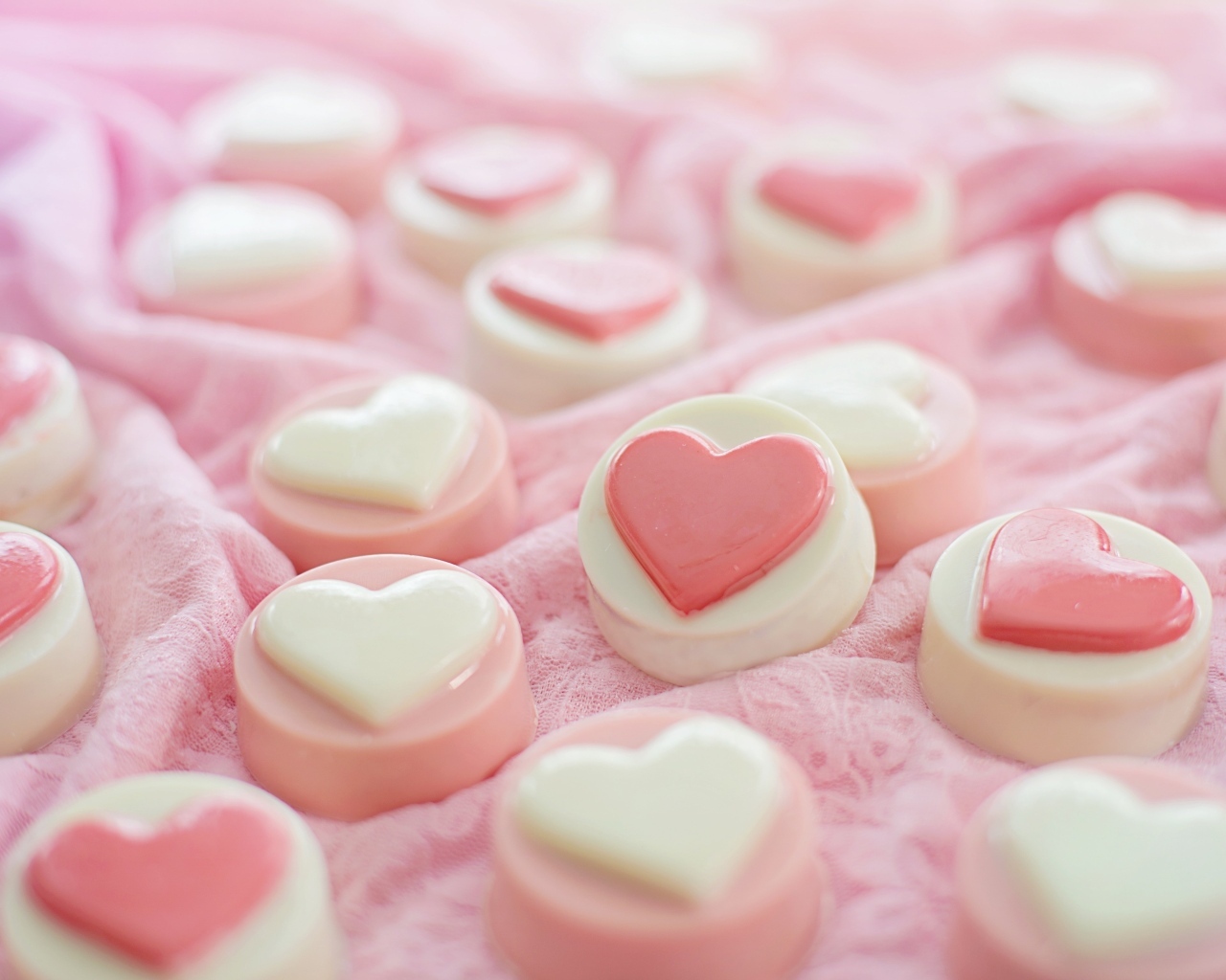 Розовые конфеты с сердечками на ткани