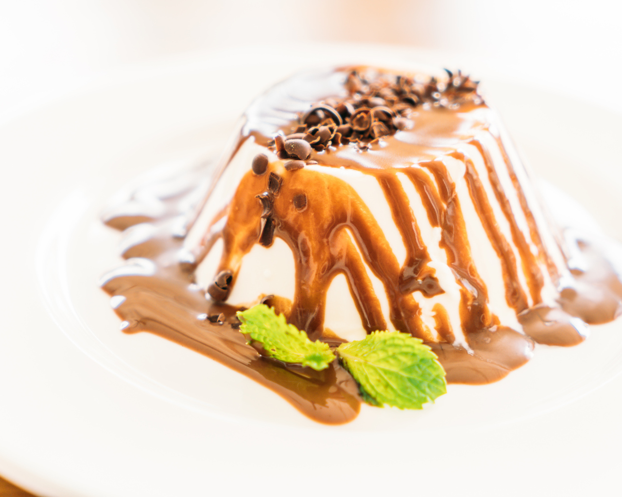 Пудинг с шоколадом на белом фоне