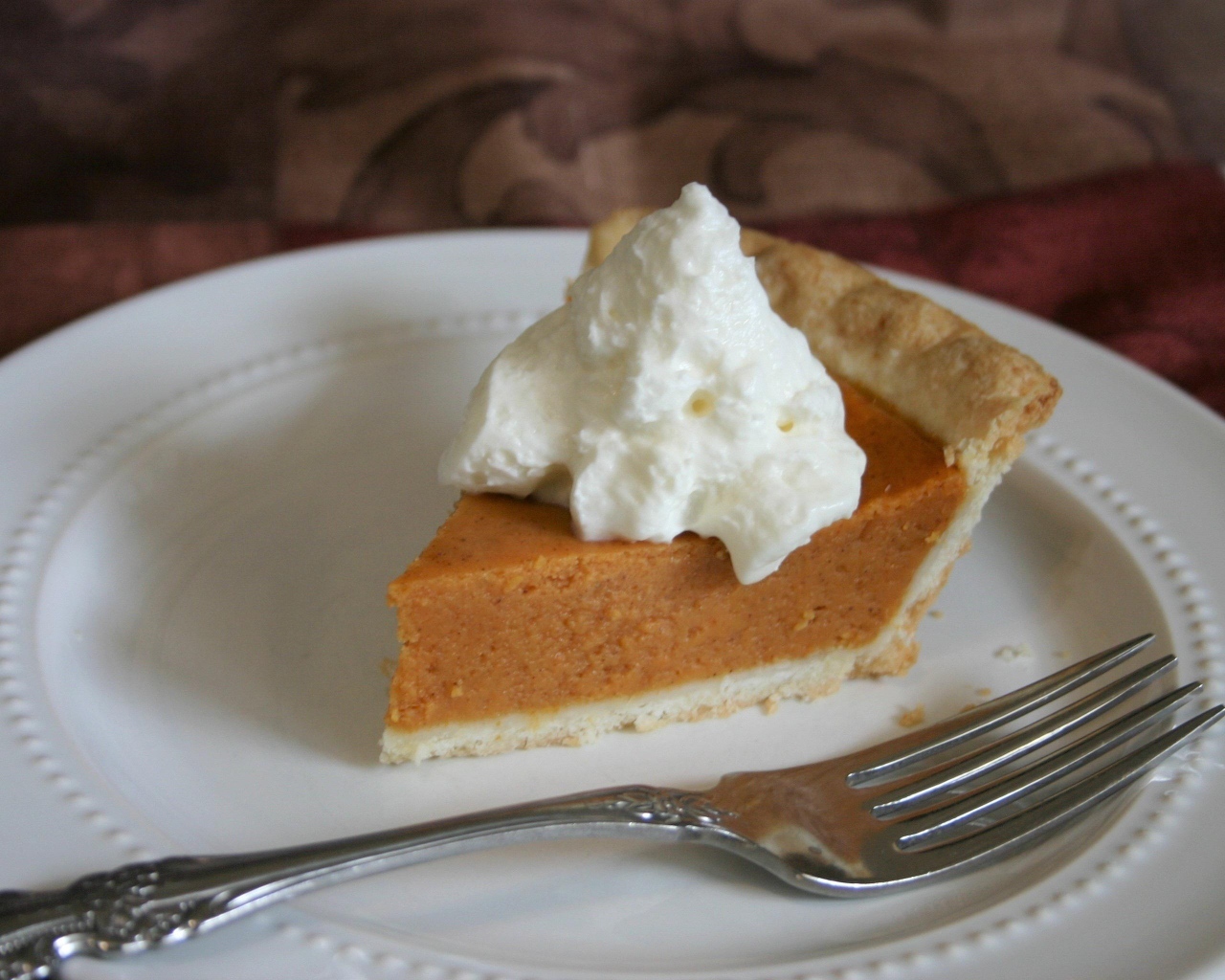 Тыквенный пирог со сливками на тарелке