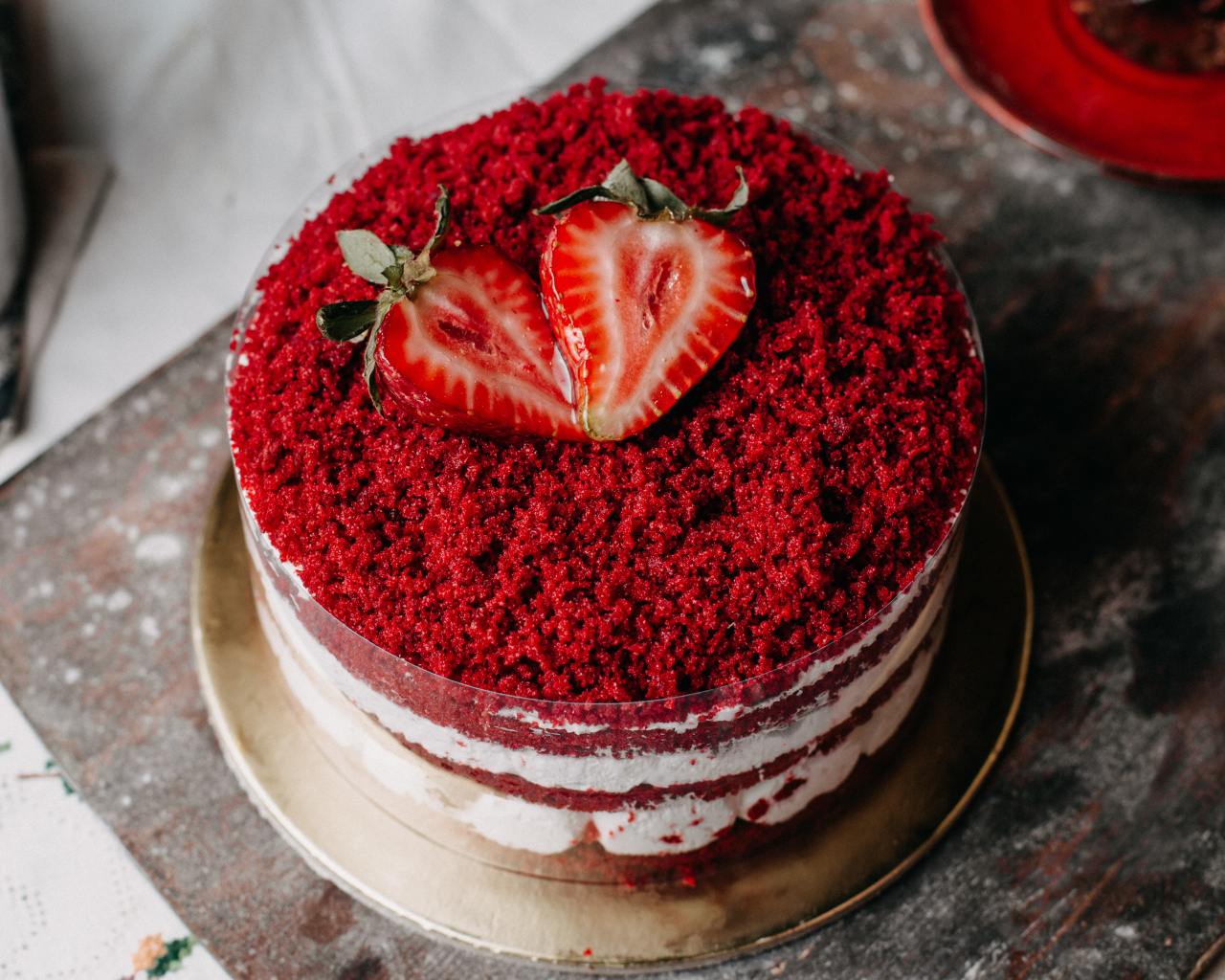 Торт красный бархат с ягодами клубники