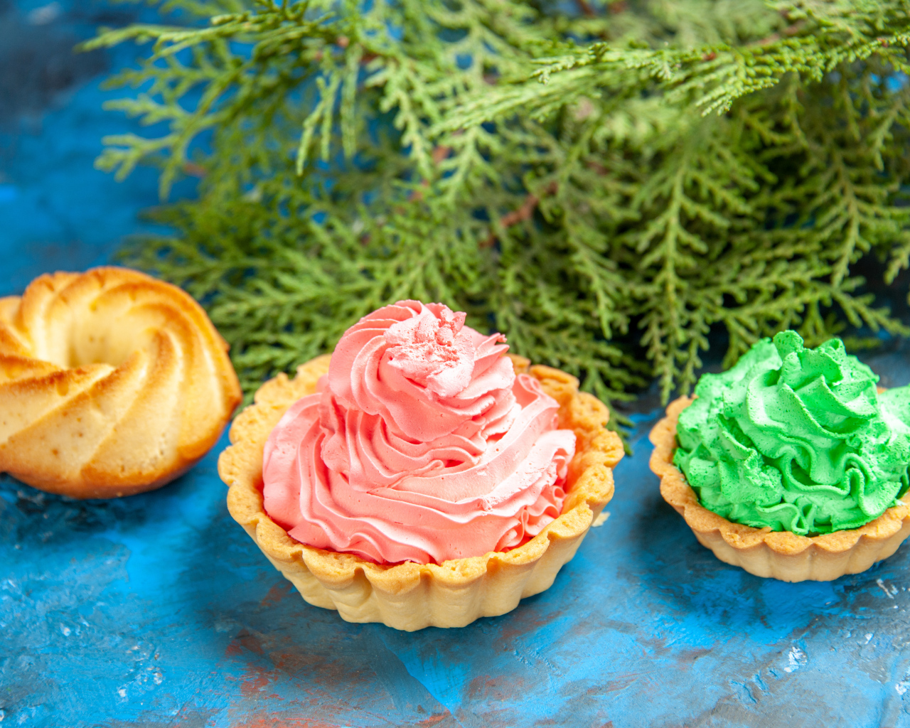 Песочные корзиночки с разноцветным кремом