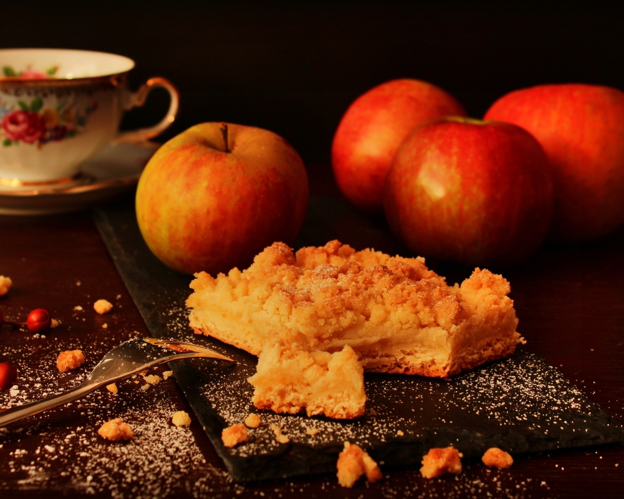 Песочный яблочный пирог на столе с яблоками