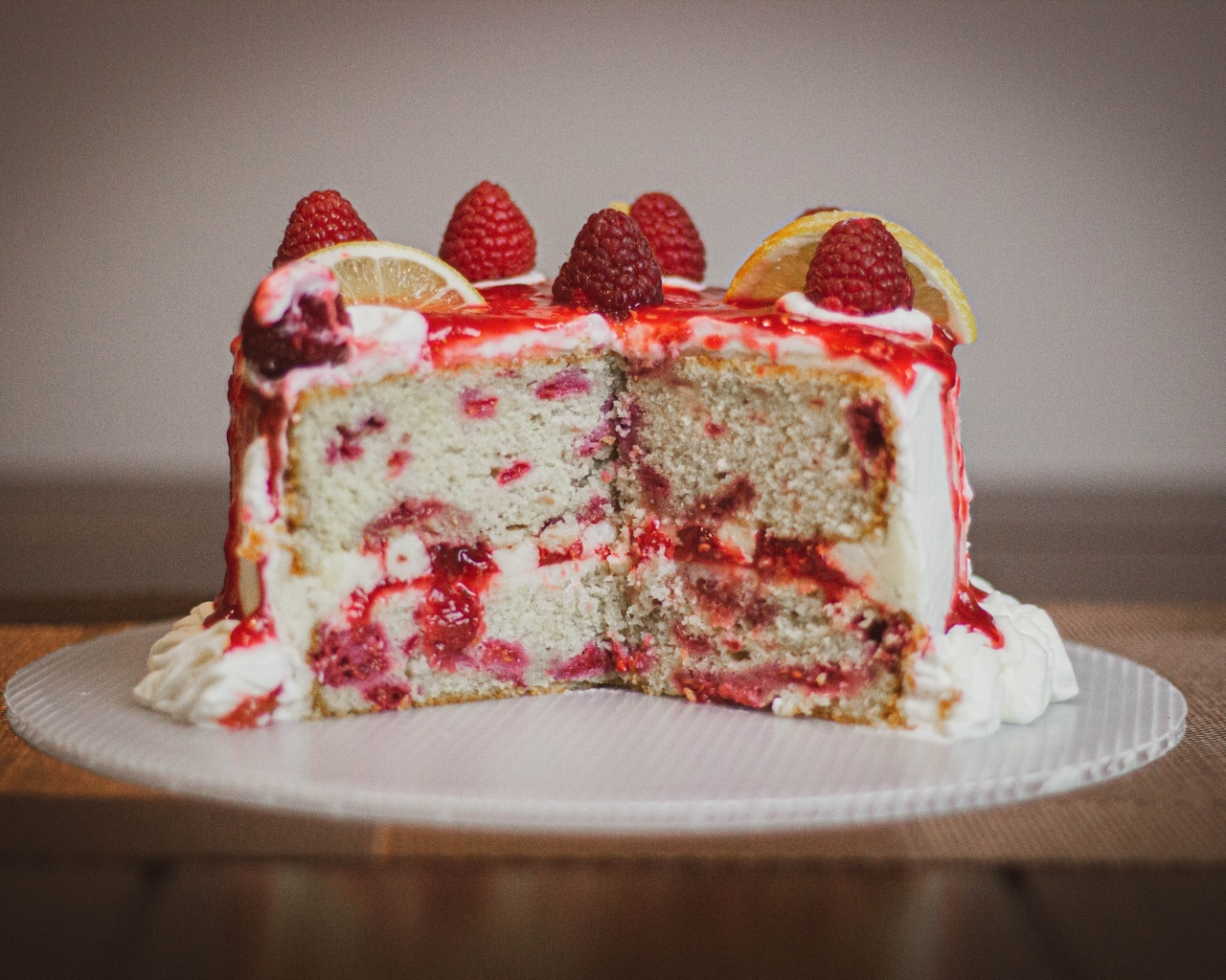 Нарезанный торт с ягодами на тарелке