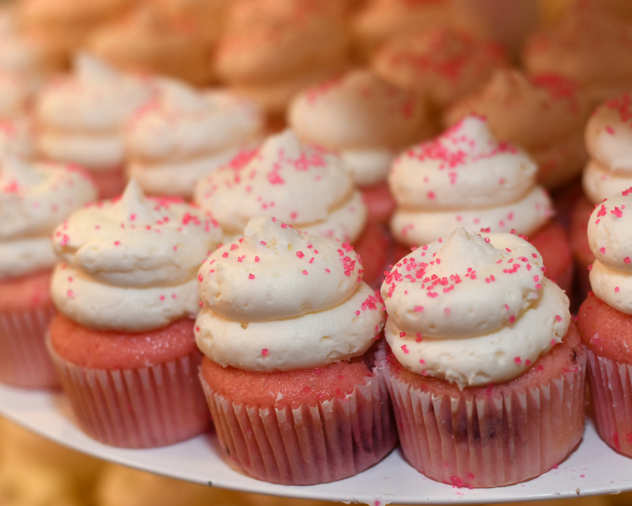 Маленькие розовые кексы с кремом