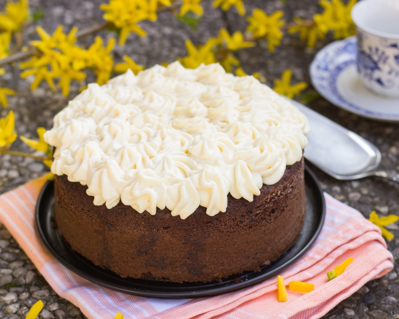 Сладкий шоколадный торт с кремом