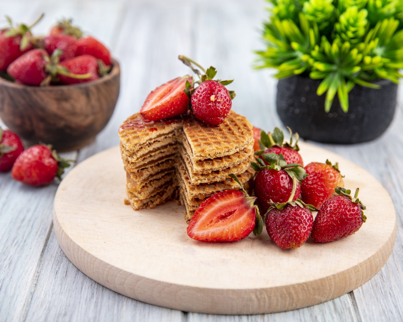 Сладкие хрустящие вафли с ягодами клубники