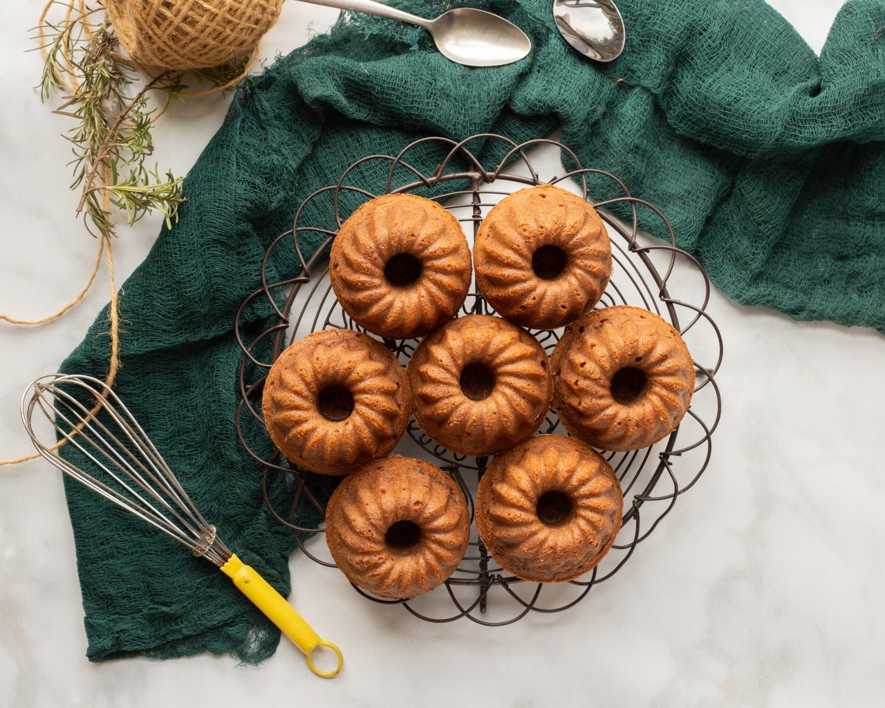 Сладкие вкусные кексы на столе с тканью