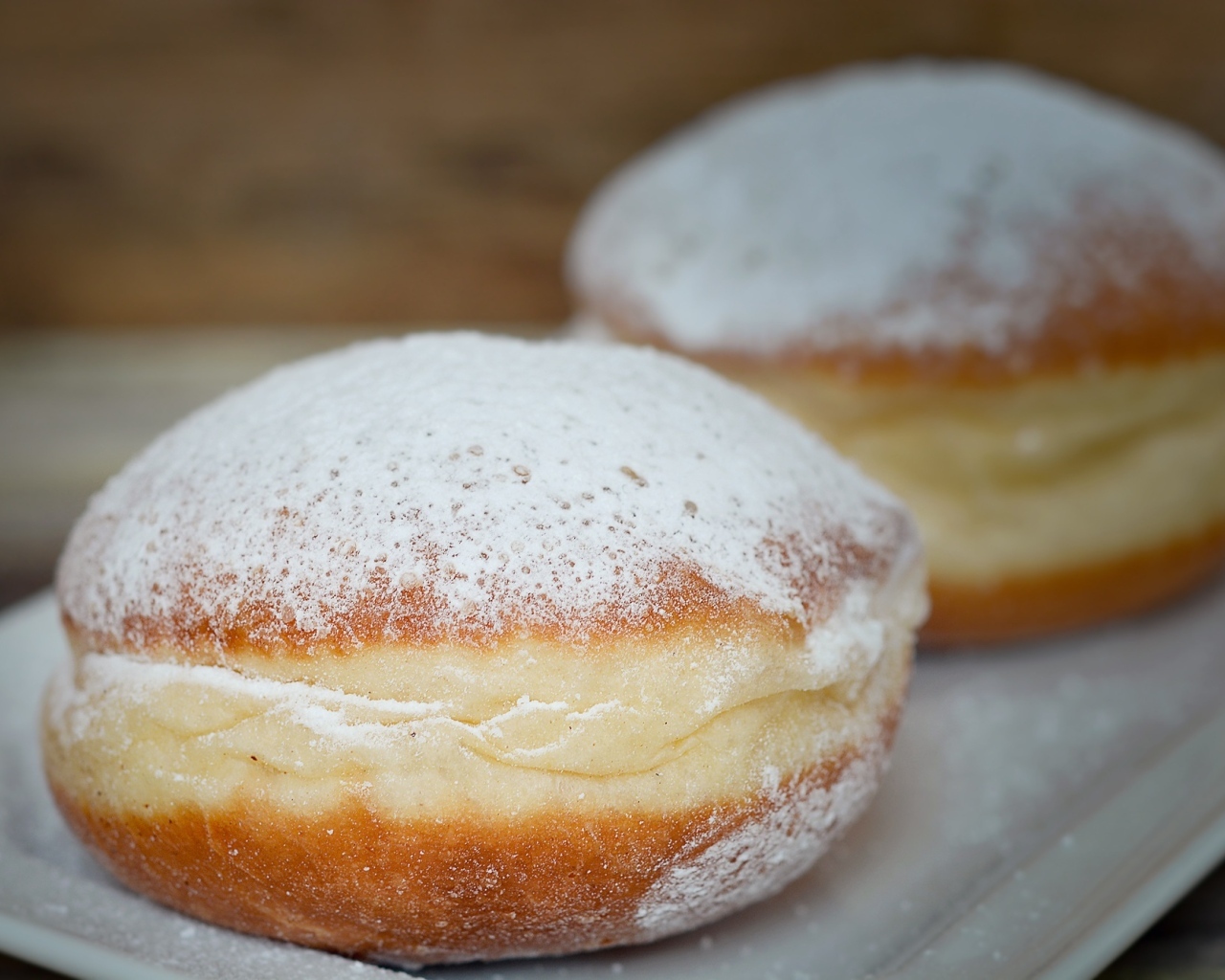 Сладкие пончики с сахарной пудрой