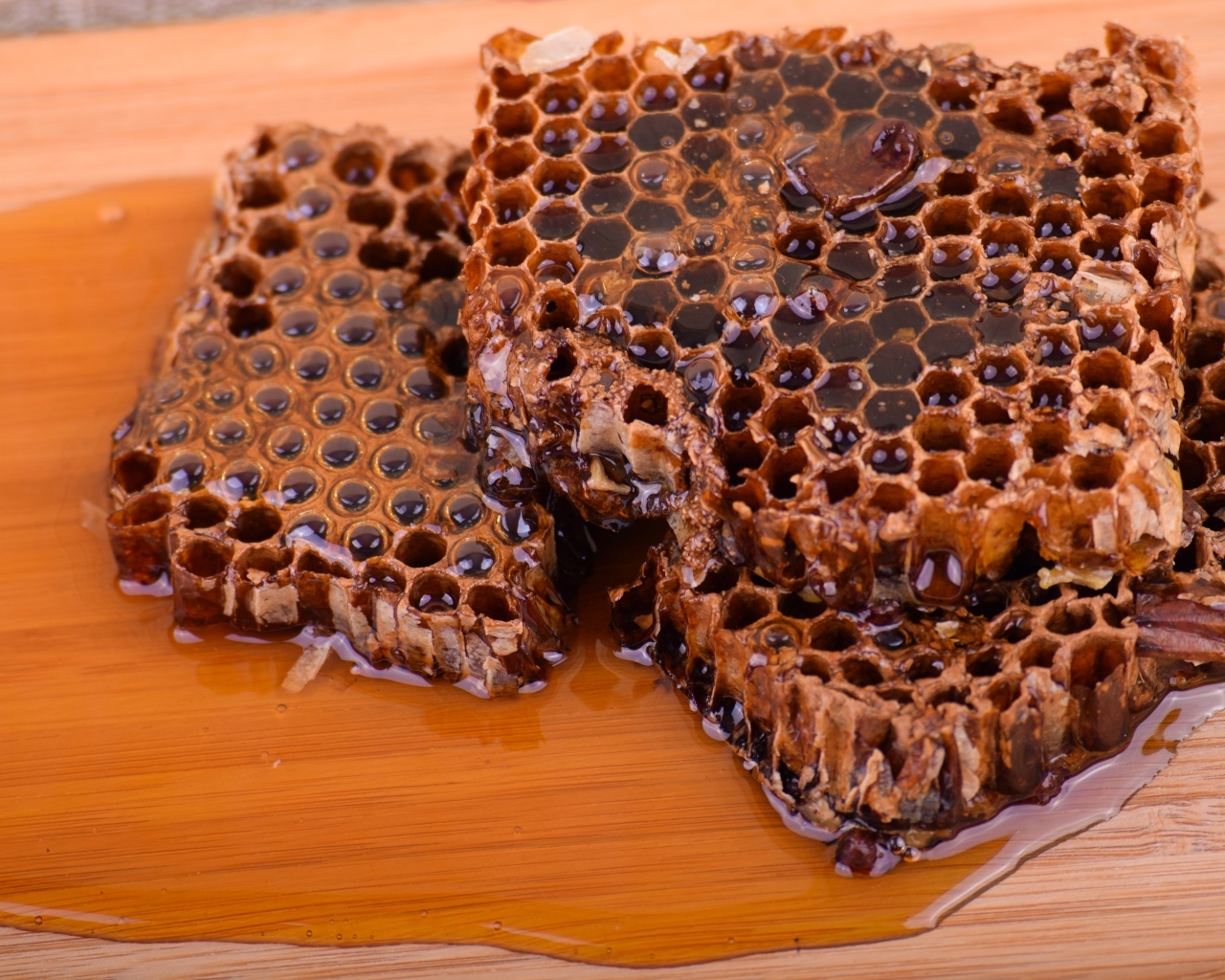 Сладкие медовые соты на столе